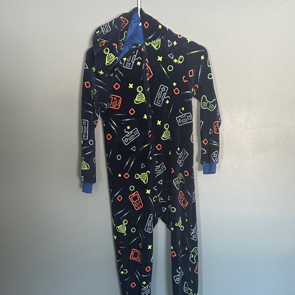 Onesie pajamas size 8/10 so soft video game print